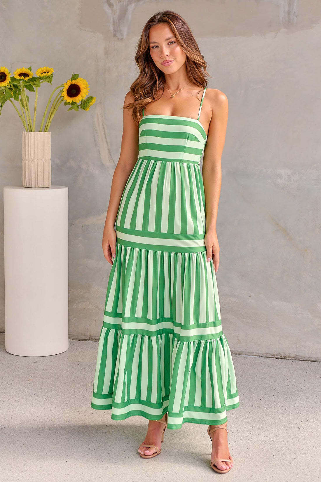 Robe longue rayée femme à dos nu et col carré, vue de face