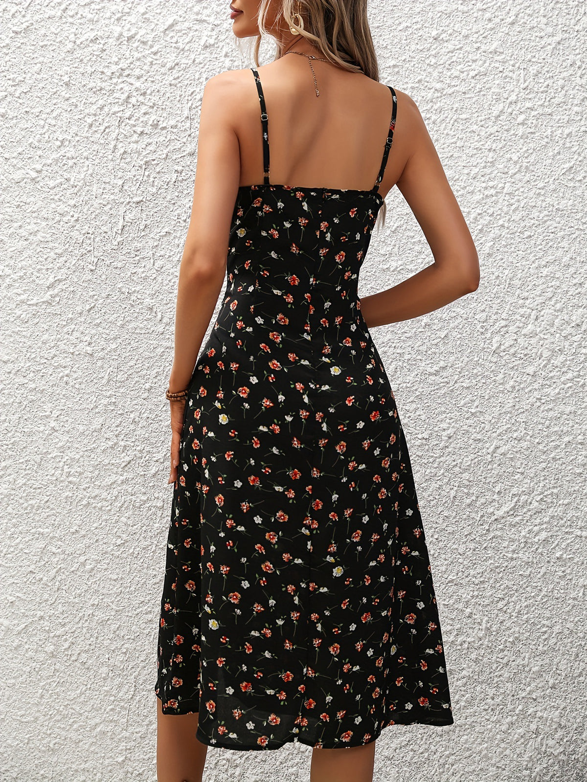 Robe Longue à Pois Femme en rouge avec bretelles fines et fente, conçue dans une matière douce.