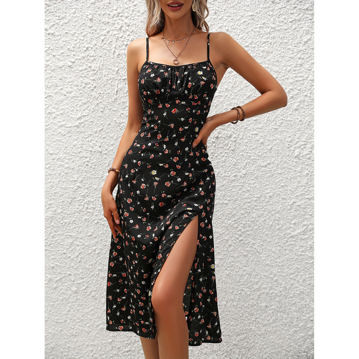 Robe Longue à Pois Femme en rouge avec bretelles fines et fente, conçue dans une matière douce.
