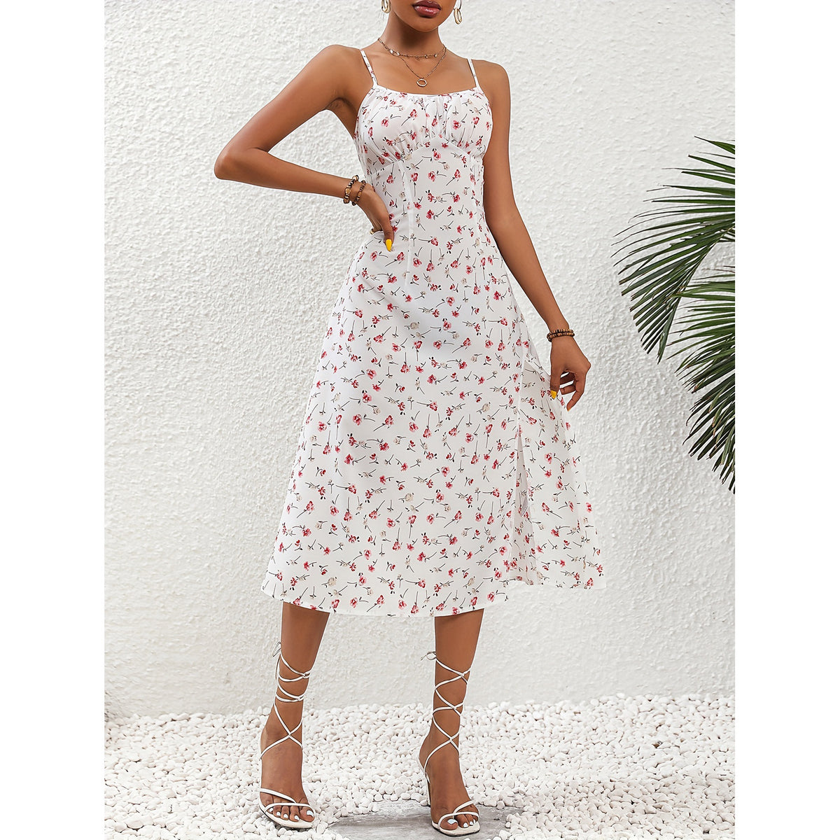 Robe Longue à Pois Femme en rouge avec bretelles fines et fente, conçue dans une matière douce.